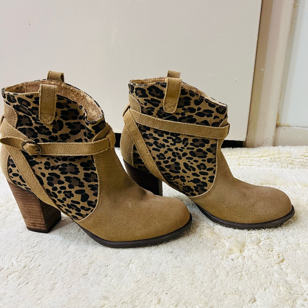 ⭐️American Eagle Outfitters Tan and Leopard Ankle Boots